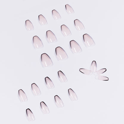 Kunstvolle Stiletto-Nägel mit eleganter Schwarzspitzenverzierung Brehn