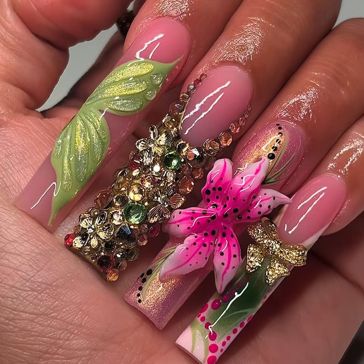 Künstlerisches florales Press-On-Nagelset Brehn