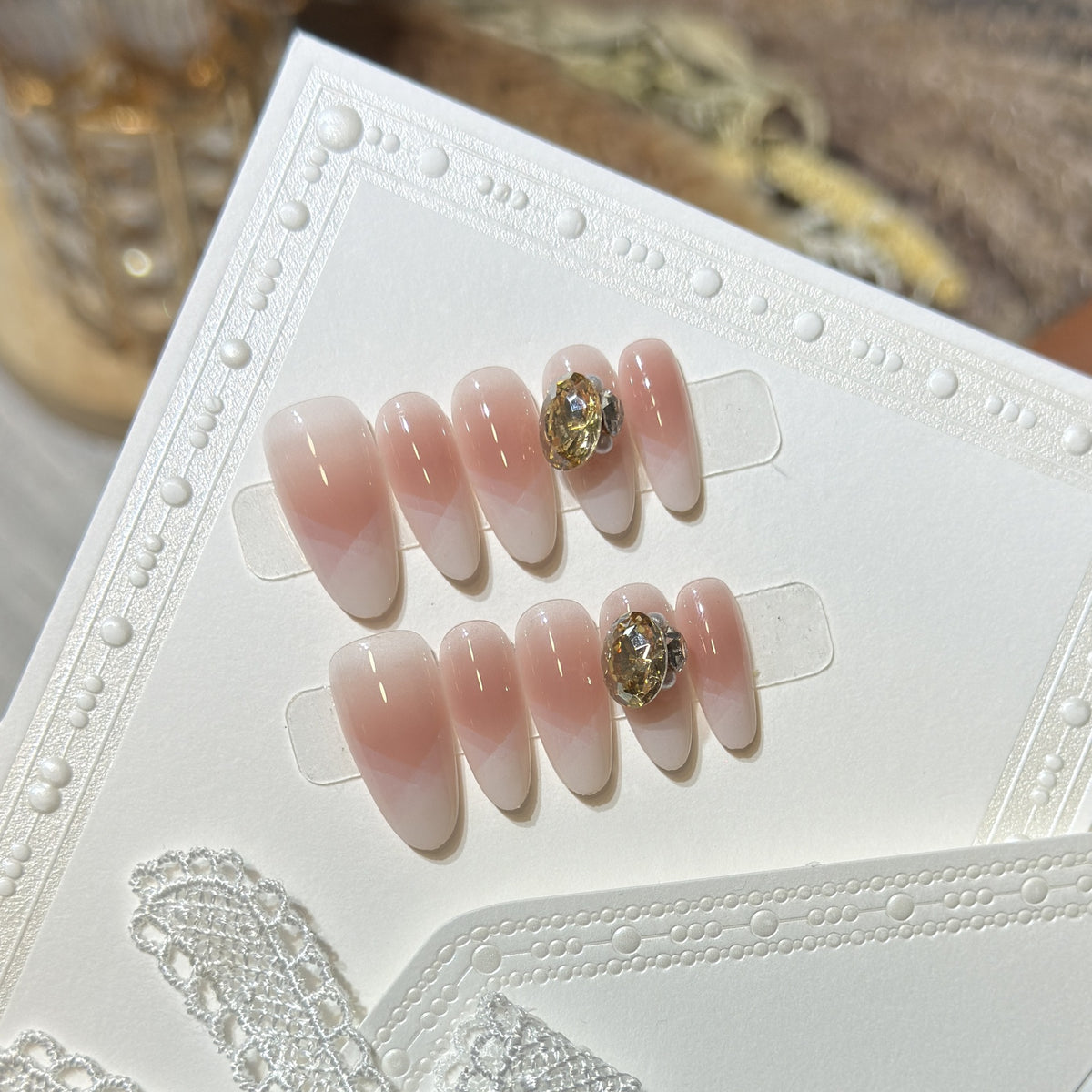 Stylisches Press-On-Nagel-Set mit Edelsteinakzent Brehn