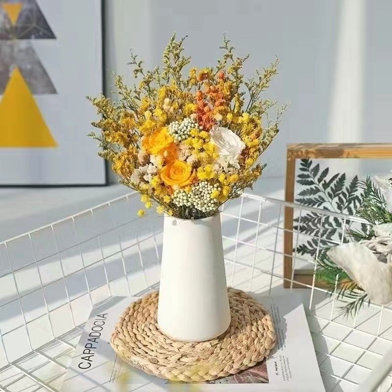 Eleganter Trockenblumenstrauß mit dekorativer Vase