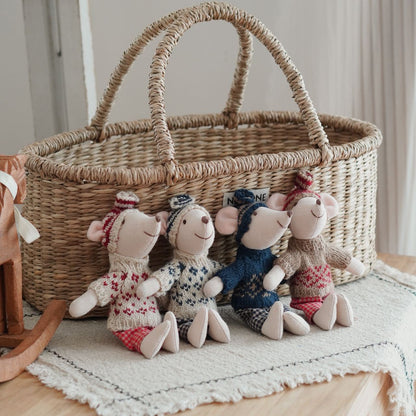Handgefertigte Maus Plüschpuppe mit gestricktem Herzpullover, Pom-Pom-Mütze und Gingham-Hose