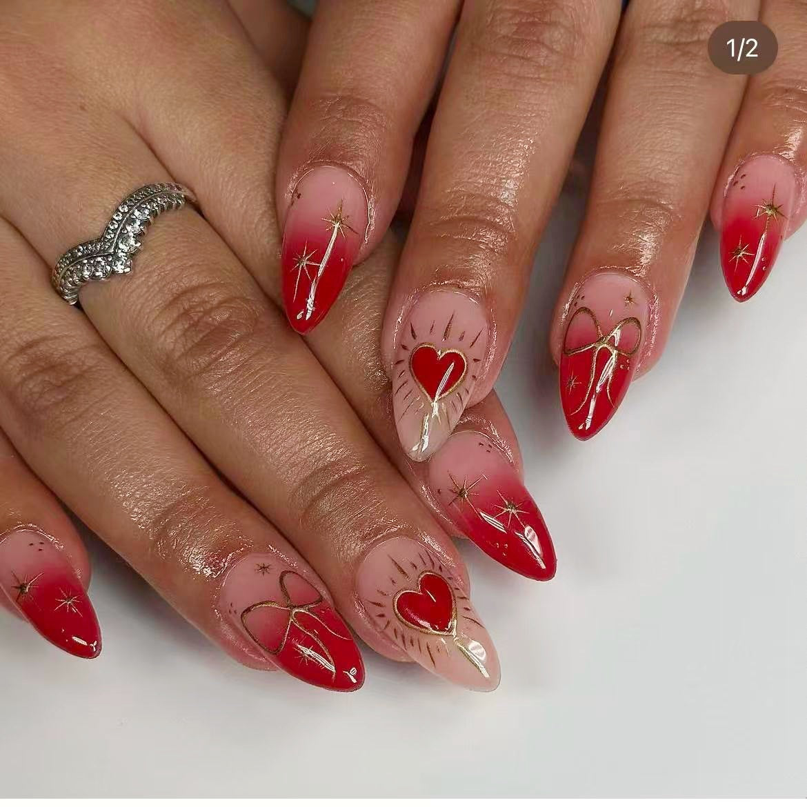 Glamouröse Kunstnagelspitzen mit Herz- und Sternenverzierungen Brehn