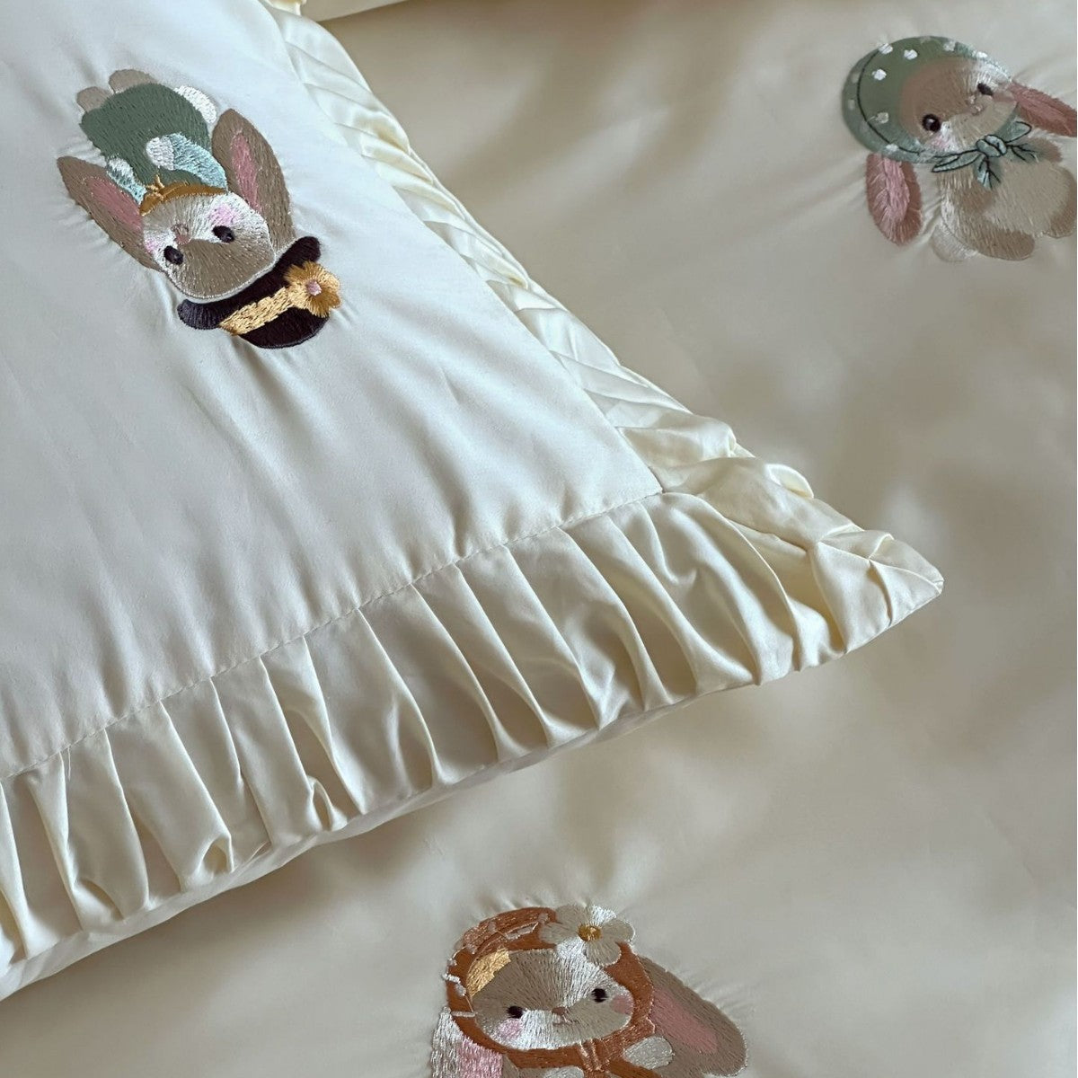 Besticktes Satin Bettwäsche Set mit Rüschenkissenbezügen