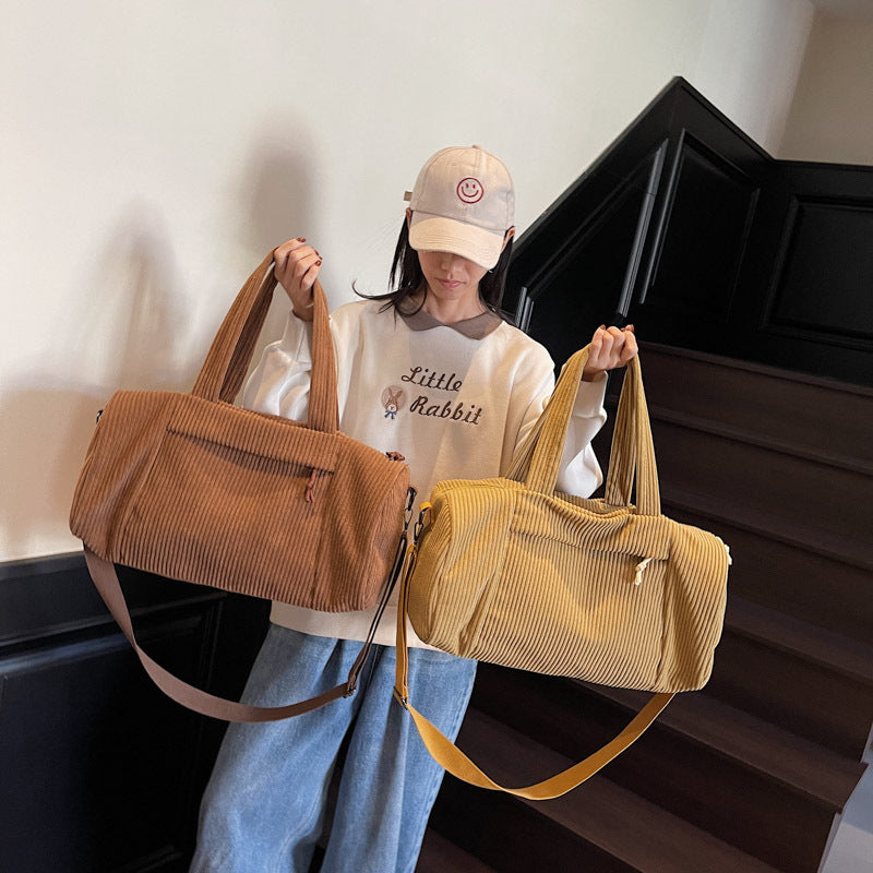 Sportliche Reisetasche Aus Flauschigem Cord-Material mit Verstellbarem Schulterriemen Brehn