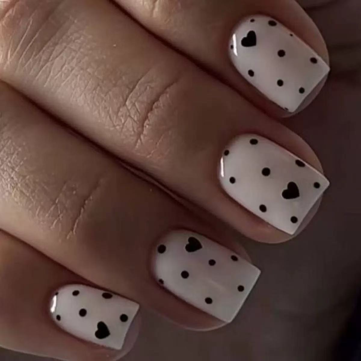 Kunstnagelset mit modischem Herzen- und Punktedesign Brehn