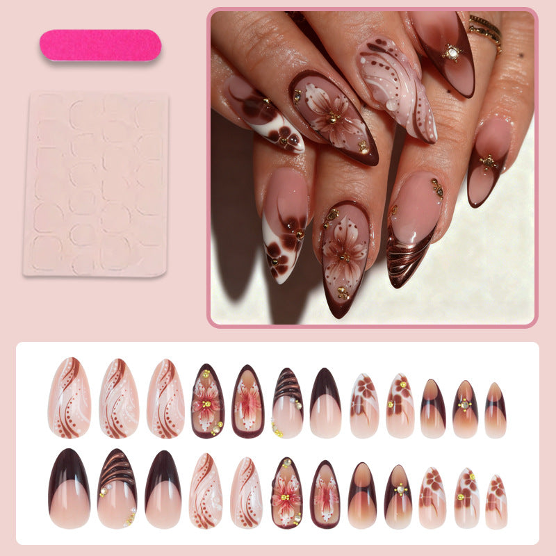 Kunstnagelset mit 3D-Blütenverzierungen und eleganten Mustern Brehn