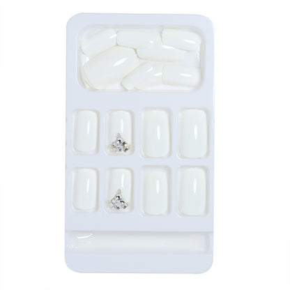 Luxus Press-On Nail Design mit Strass-Akzenten Brehn