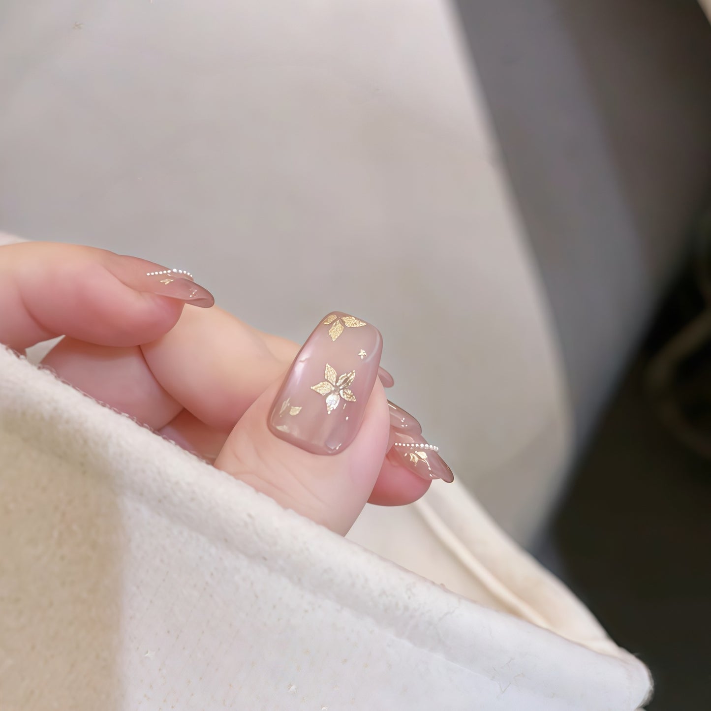 Kunstnägel mit Eleganten Goldmotiven Brehn