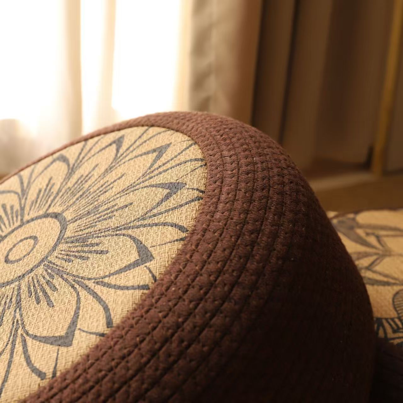 Dekorativer Sitzpuff mit Stilvollem Blumendesign Brehn