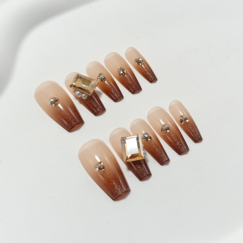 Kunstnägel mit Elegantem Ombre-Effekt und Exquisiten Schmucksteinen Brehn