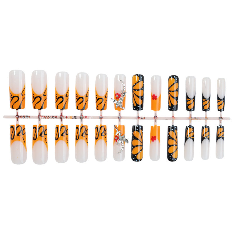 Kreatives Nagelset mit schimmernden Blüten- und geometrischen Designs Brehn
