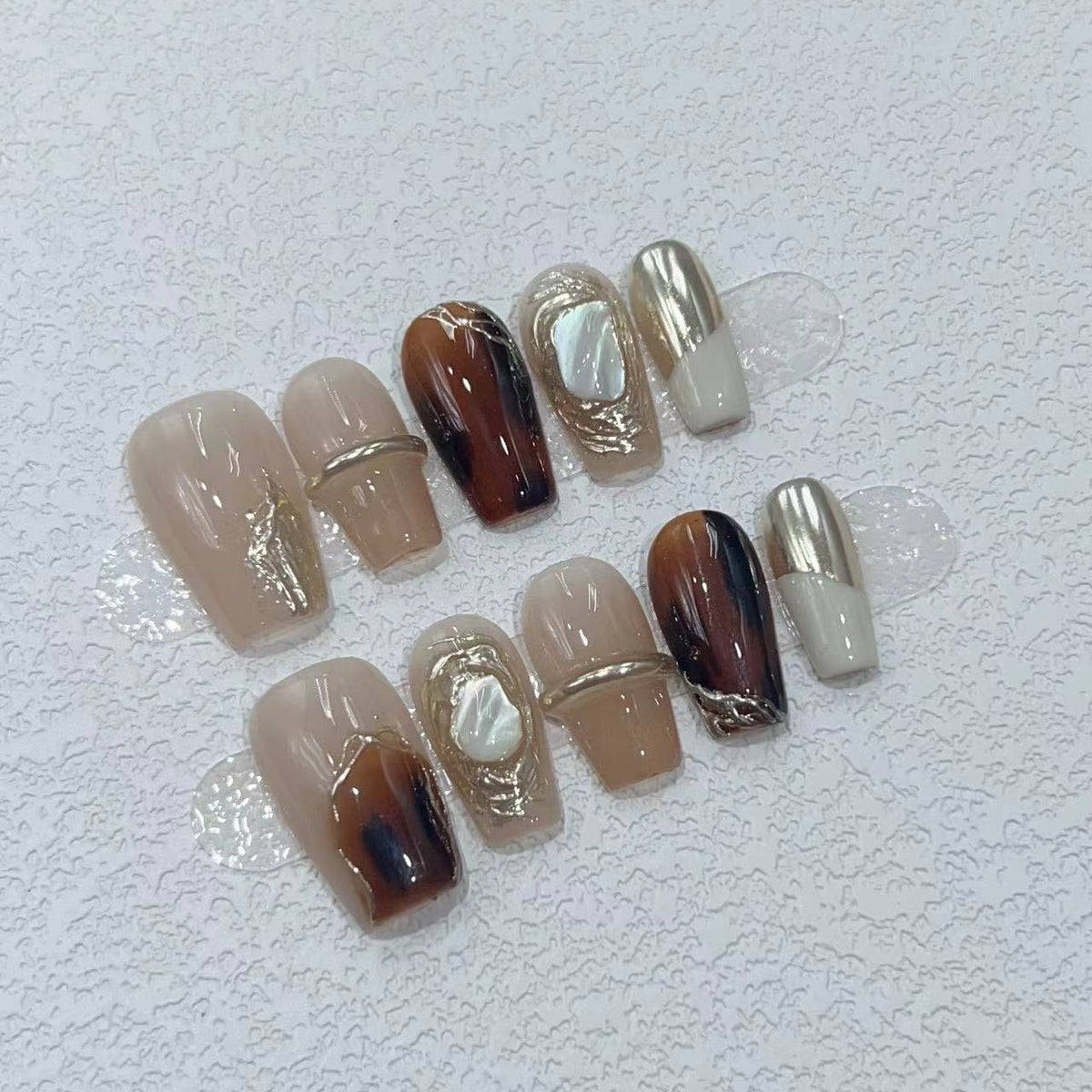 Elegantes Nagelkunstset mit einzigartigen Marmor- und Metallicelementen Brehn