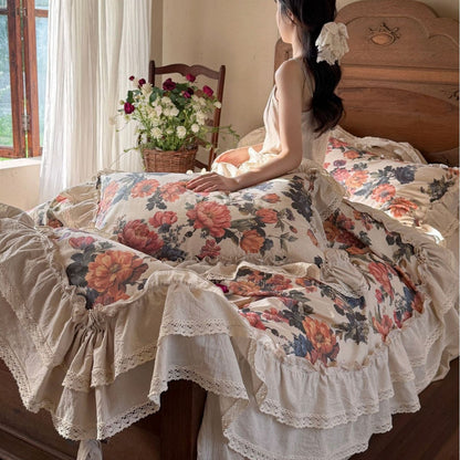 Bettwäschegarnitur im Baumwoll‑Leinen Shabby‑Chic mit Volantbettrock, Häkelspitze und großflächigem Blumenprint