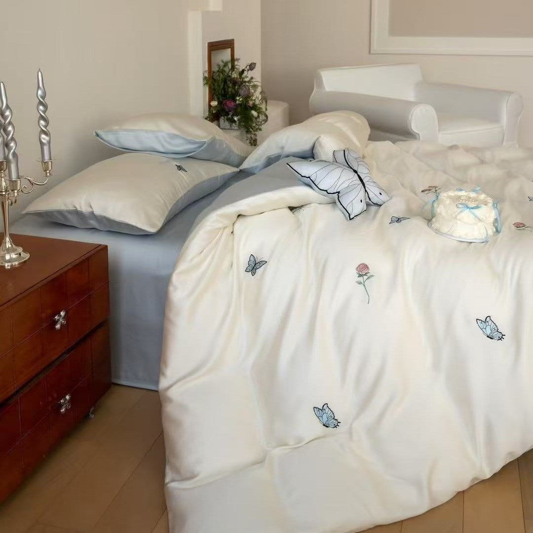 Luxuriöses Satin-Bettwäsche-Set mit gestickten Kirschmotiven, Wendefunktion und Plüsch-Hasenkissen