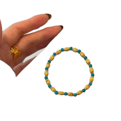 Verspieltes Perlenarmband mit Charm Brehn