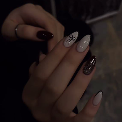 Kunstvolle Nagelkunst mit elegantem Schleifenmuster und Glitzer akzenten Brehn