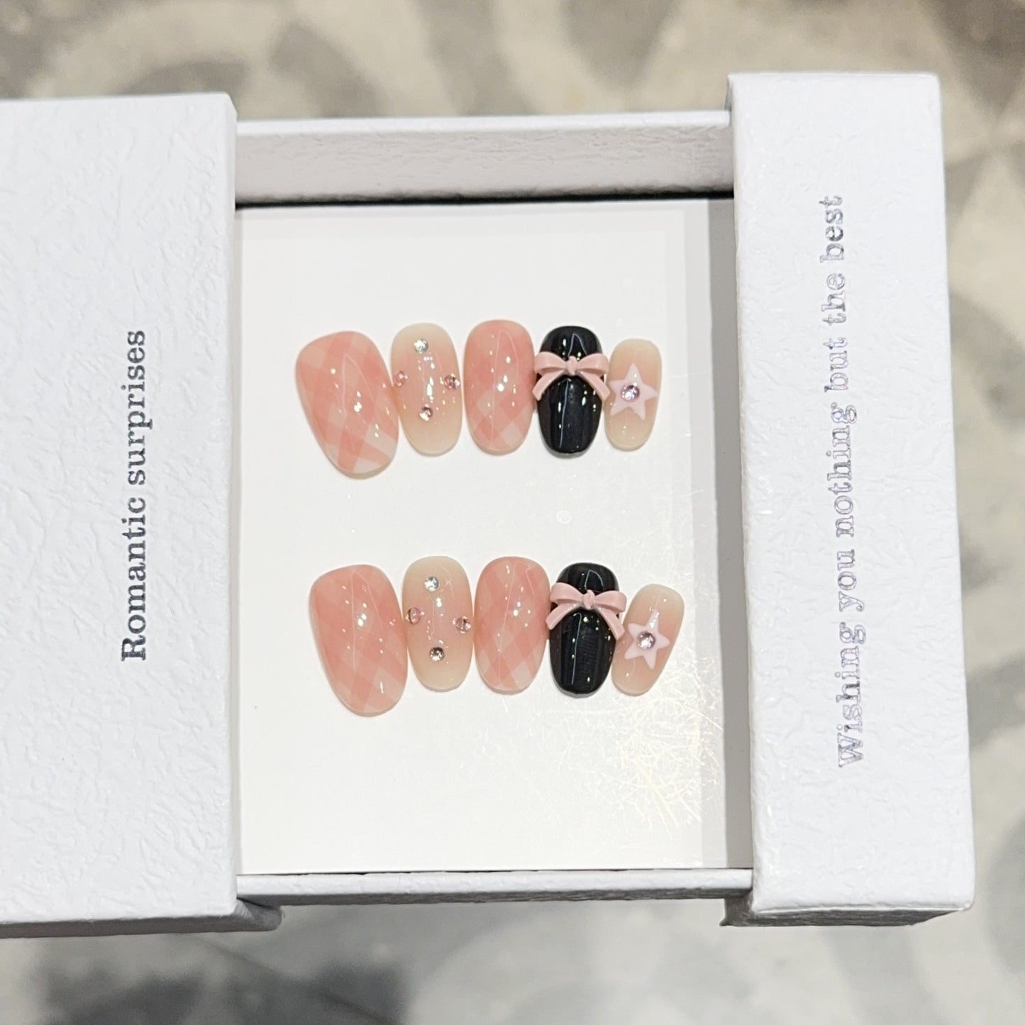 Kunstnägel mit Romantischem Design und Glitzerdetails Brehn