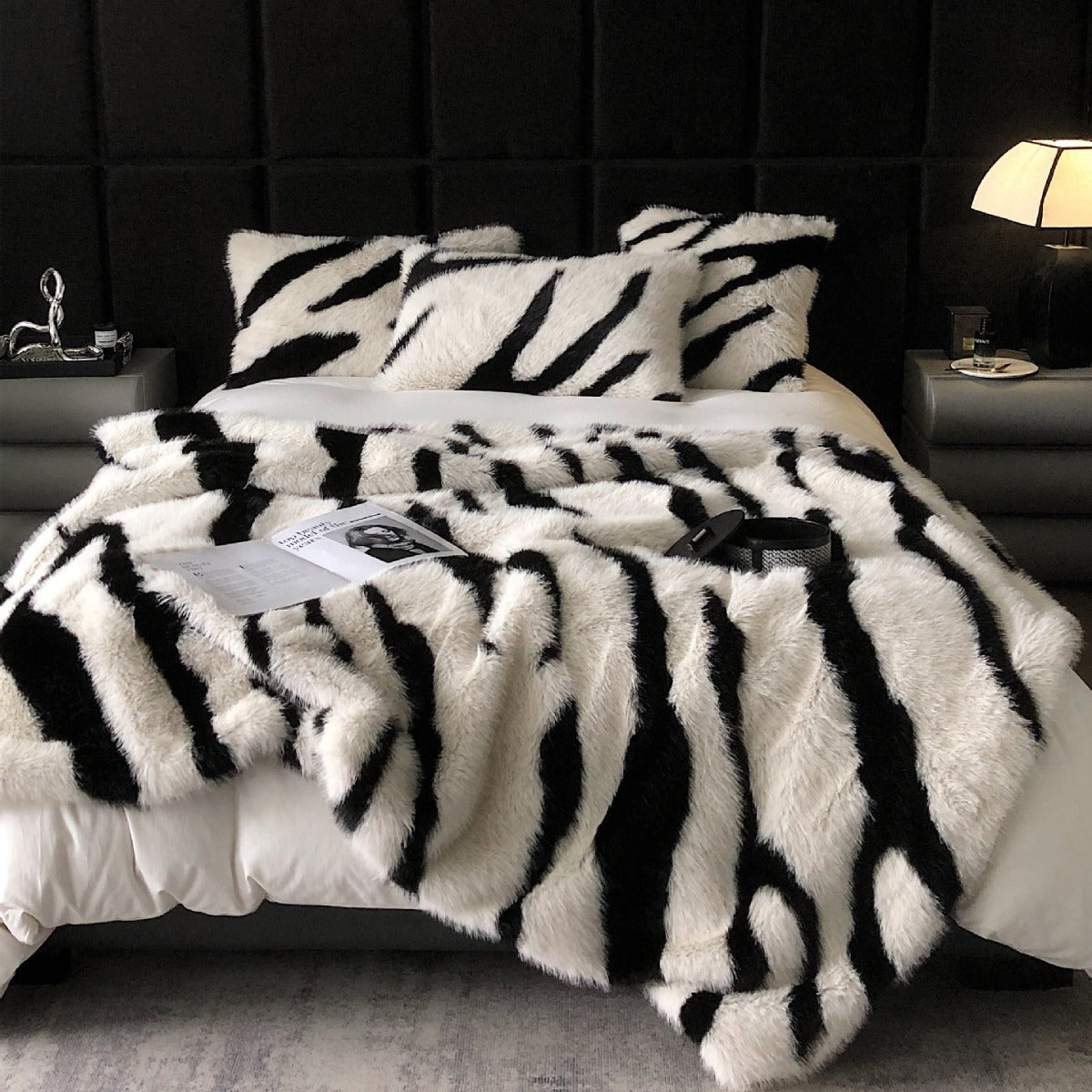 Tagesdecke aus Kunstfell mit Zebra‑Optik und extra flauschiger Struktur