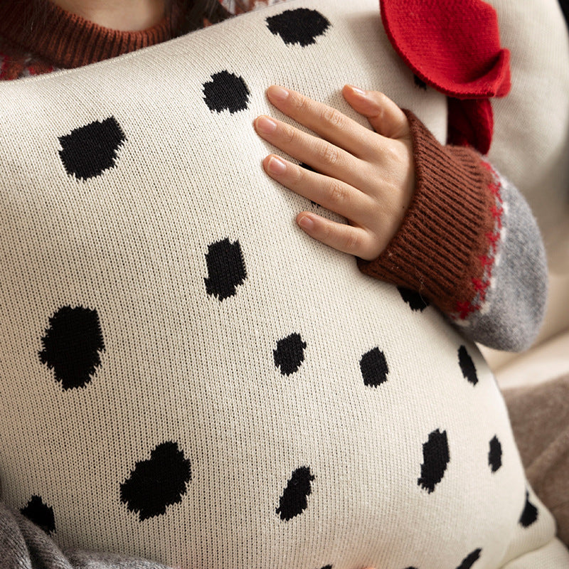 Dekoratives Strick-Kuschelkissen in Hundeform mit gestepptem Körper und Schleifen-Detail Brehn