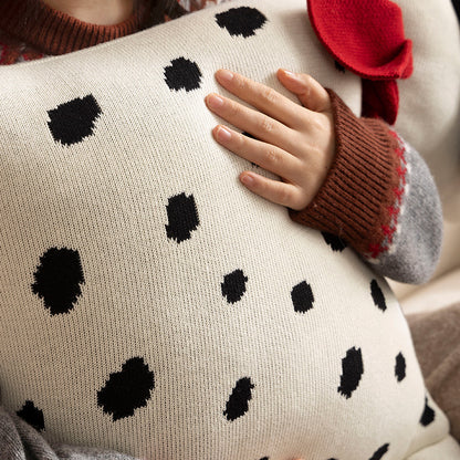Dekoratives Strick-Kuschelkissen in Hundeform mit gestepptem Körper und Schleifen-Detail Brehn