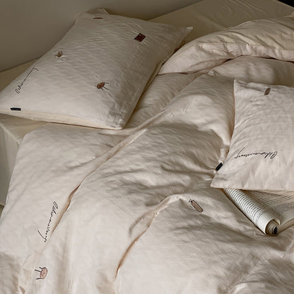 Gesteppte Bettgarnitur aus Bio-Baumwolle mit dezent bestickten Mini-Motiven