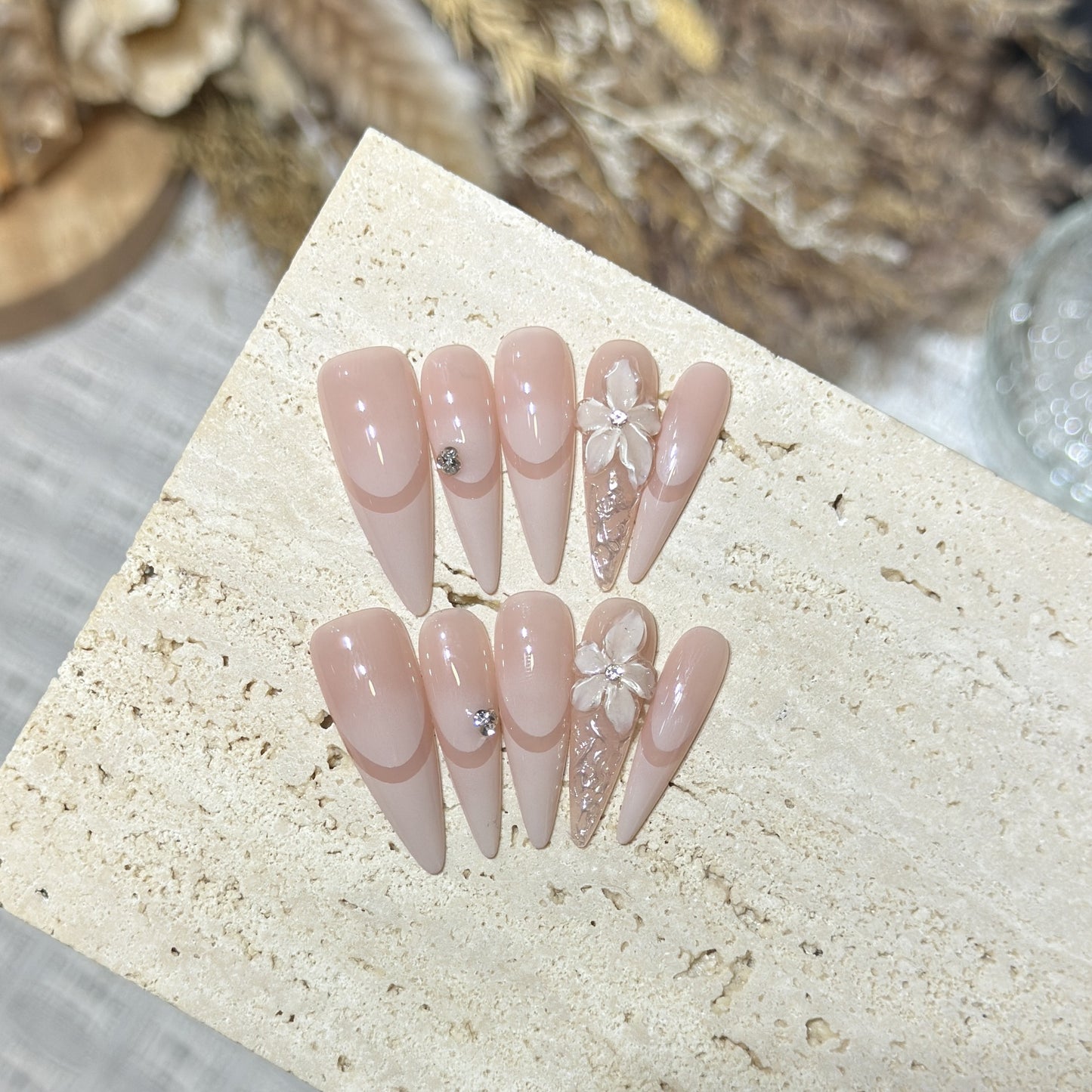 Elegantes Stiletto Press-On Nagelkunstset mit floralen Akzenten Brehn