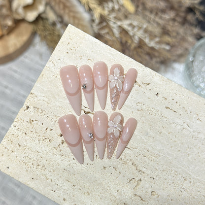 Elegantes Stiletto Press-On Nagelkunstset mit floralen Akzenten Brehn