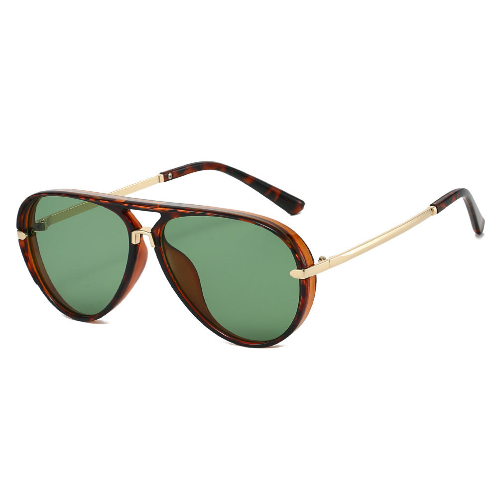 Elegante Aviator-Sonnenbrille mit goldenen Akzenten Brehn