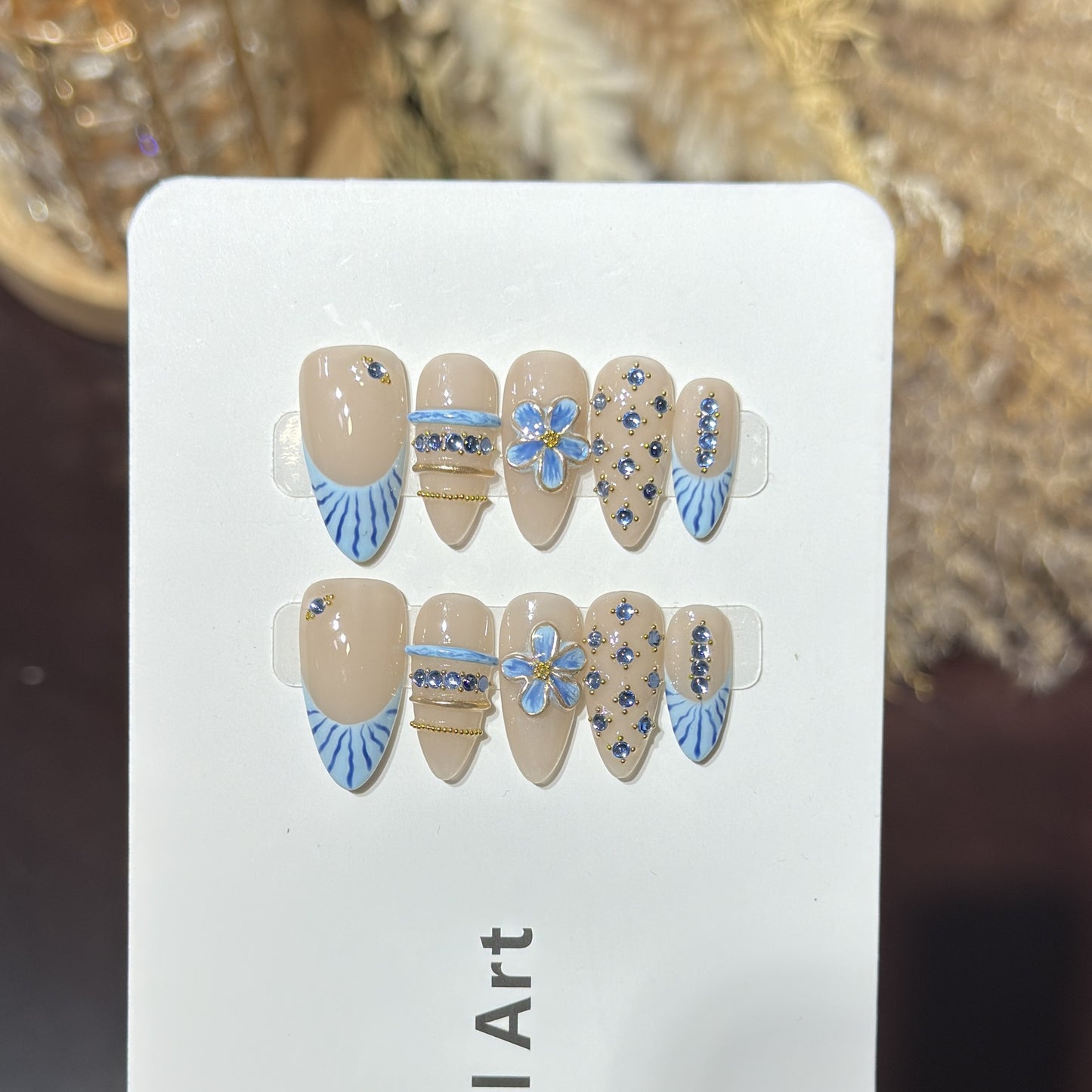 Dekoratives Nagelkunst-Set mit floralem und gemstone Akzent Brehn
