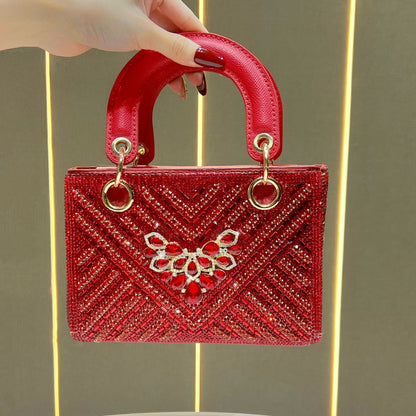 Aufwendige mit Kristallen verzierte Handtasche