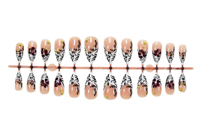 Kunstnagelset mit Blumen- und geometrischem Design Brehn