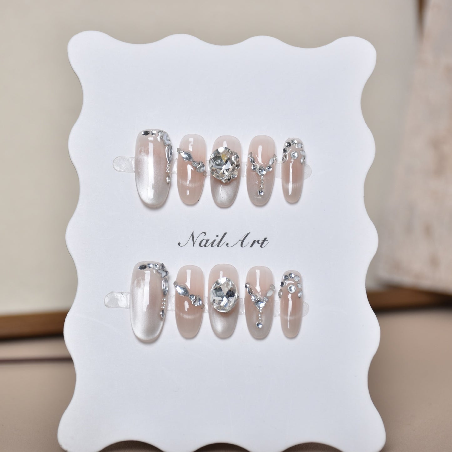 Elegante, mit Kristallen verzierte Press-On-Nagelverlängerungen Brehn