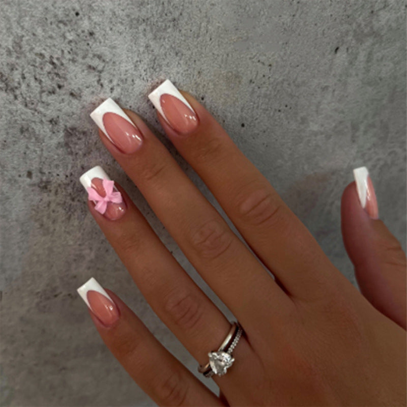 Kunstnagelset mit eleganten Spitzen und verspielten Schleifen Brehn