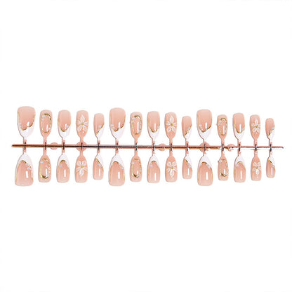 Kunstnagelset mit eleganten floralem Design und glamourösen 3D-Applikationen Brehn