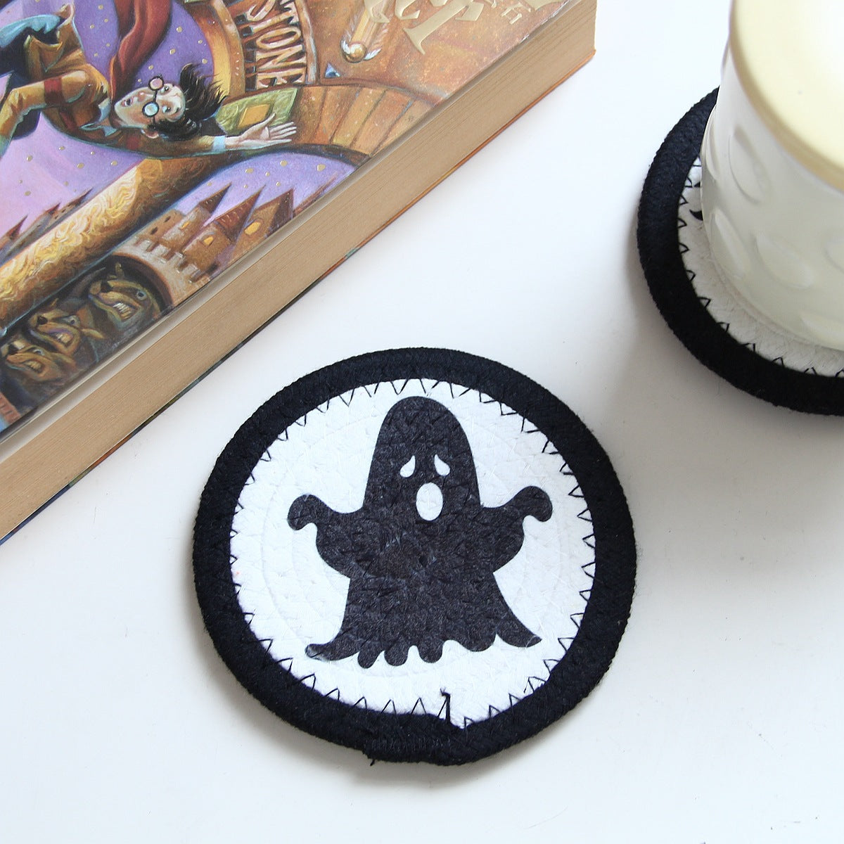 Runde Filz- und Baumwoll-Untersetzer mit gesticktem Halloween-Spukhausmotiv