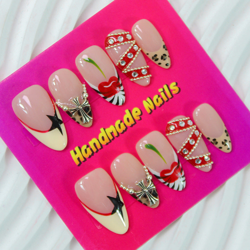 Kunstnägel Set mit luxuriösen Handgefertigten Designs und Glamourösen Akzenten Brehn
