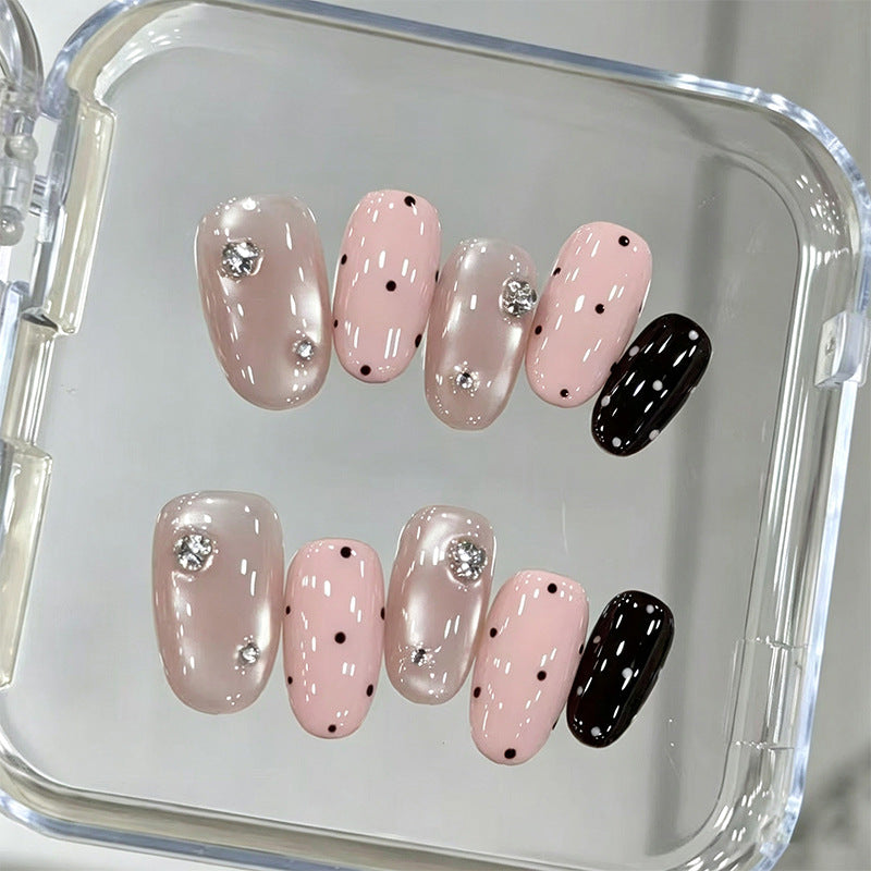 Kunstnagelset mit glamourösen Strassakzenten und modernen Punkten Brehn