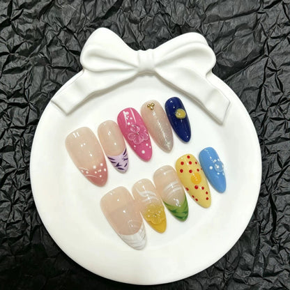Künstlerisches Press-On Nagelkunst Set mit floralen und bunten Designs