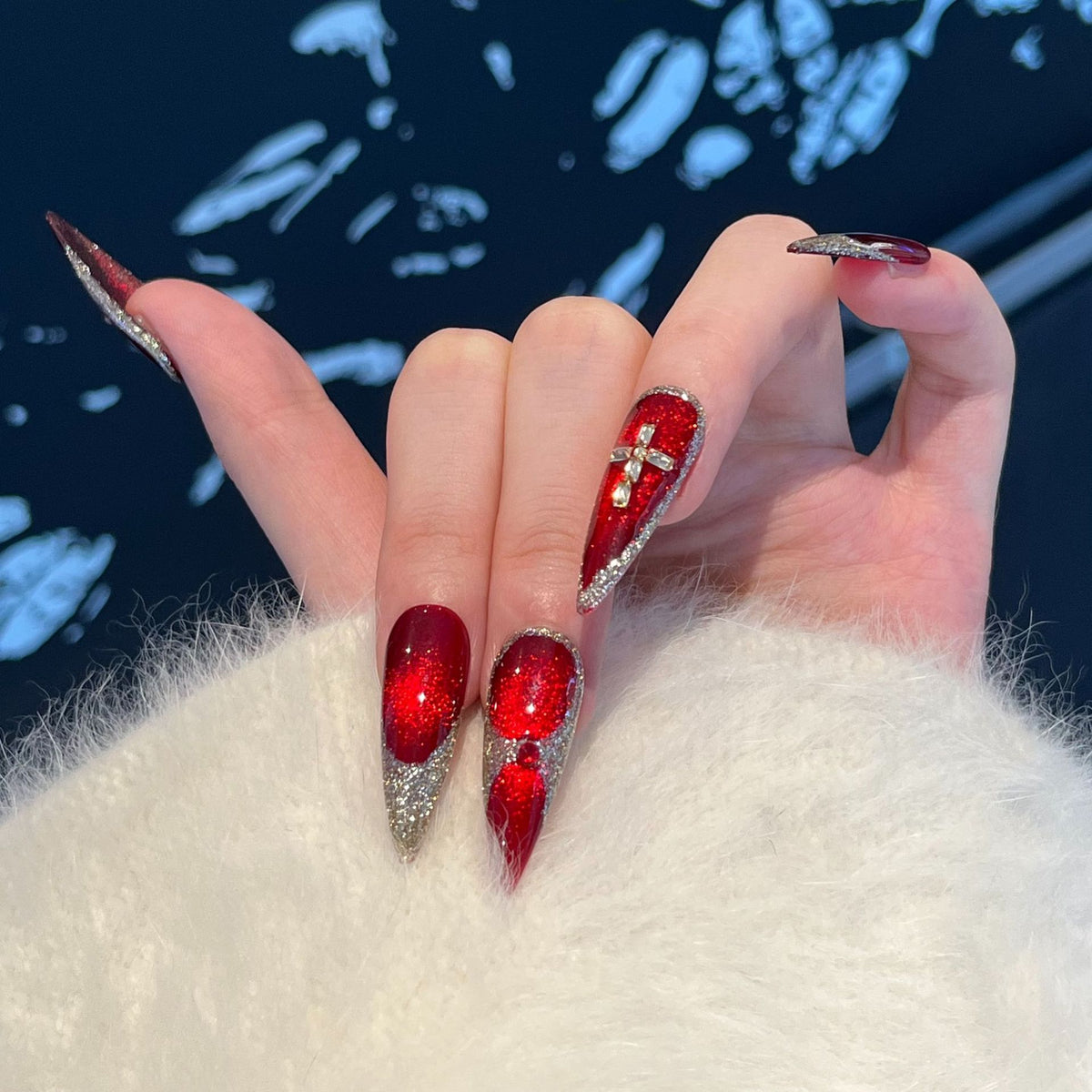Glamouröse Stiletto Press-On Nagelkunst Set mit funkelnden Verzierungen Brehn