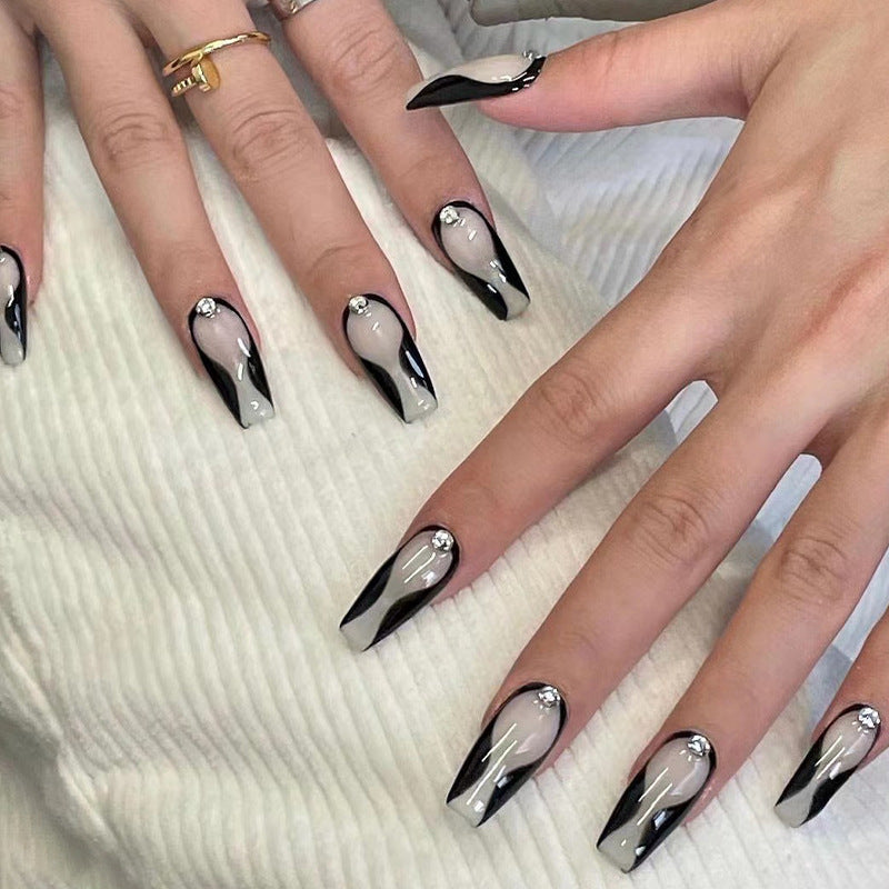 Kunstvolle Nagelverlängerungen mit eleganten Akzenten Brehn