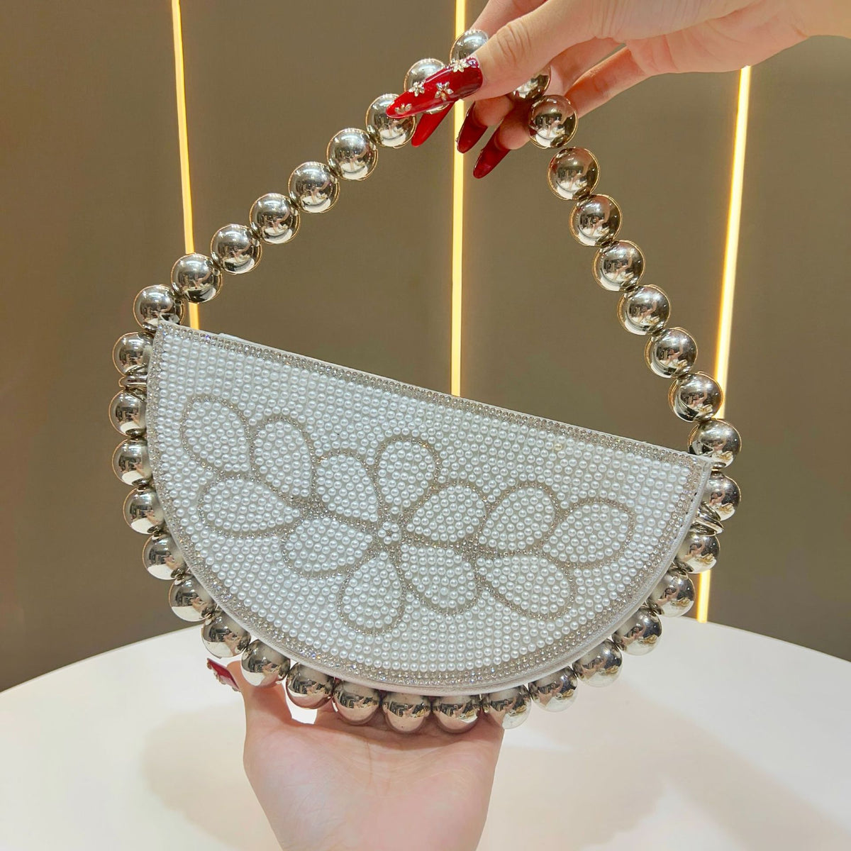 Perlenbestickte Blumen-Abendtasche