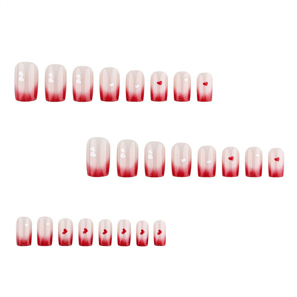 Romantische Nagelkunst mit Herzmotiven Brehn