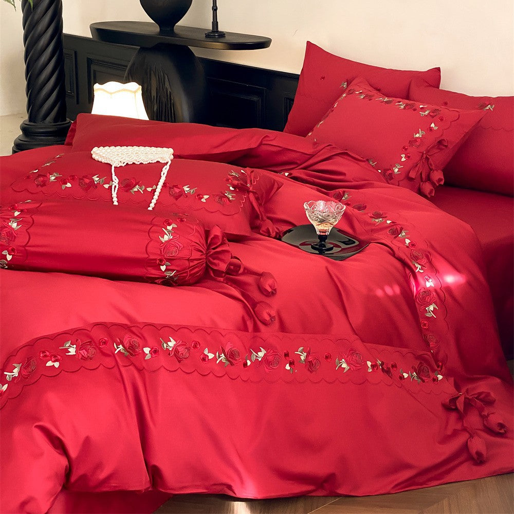Opulente Satin‑Bettwäschegarnitur mit Blumenstickerei, Zierrollen und Rüschensaum