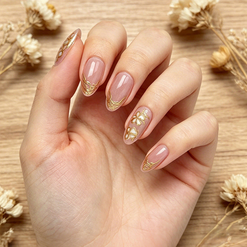 Kunstnagelset mit eleganten Blumendetails Brehn