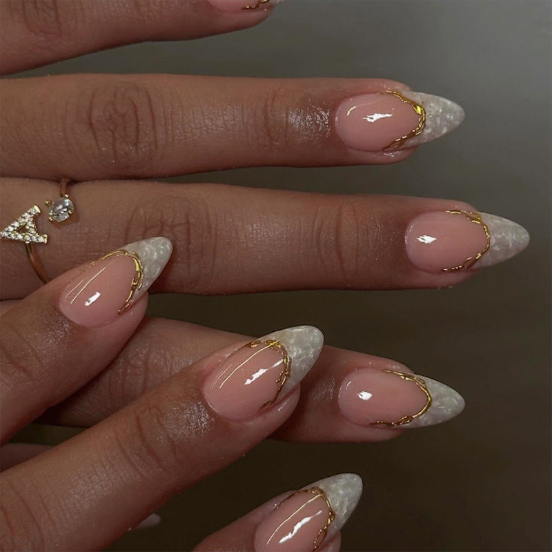 Kunstnagelset mit elegantem Goldrand und natürlich wirkendem Finish Brehn