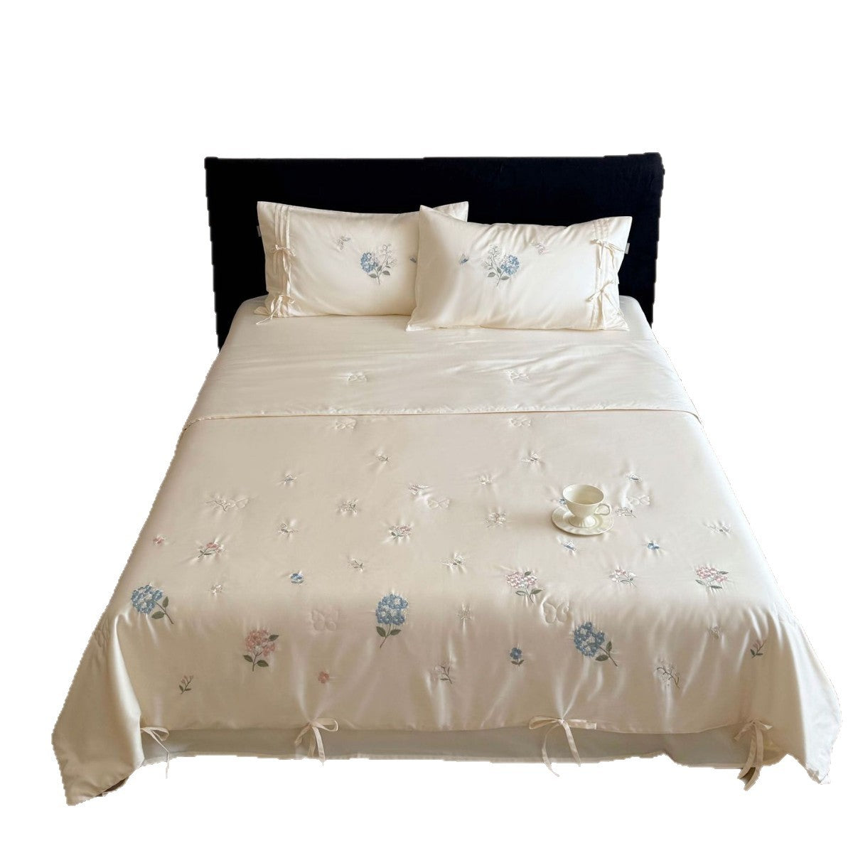 Gestepptes Bettüberwurf-Set mit fein besticktem Blumenrelief und Bandbefestigung Brehn