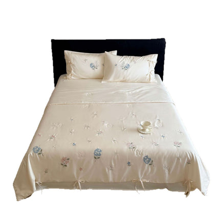 Gestepptes Bettüberwurf-Set mit fein besticktem Blumenrelief und Bandbefestigung Brehn