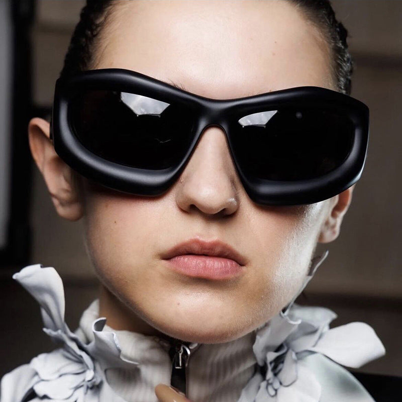 Damen sportliche Sonnenbrille mit schützendem UV-Filter und dickem Rahmen Brehn