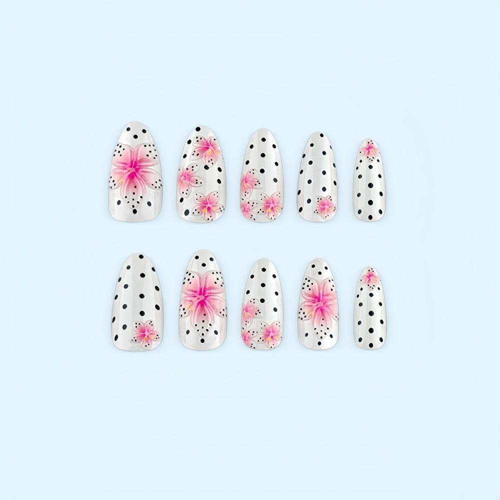 Kunstnagelset mit floralen Akzenten und Polka-Dots Brehn