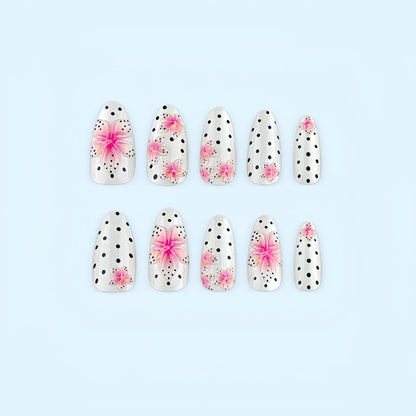 Kunstnagelset mit floralen Akzenten und Polka-Dots Brehn